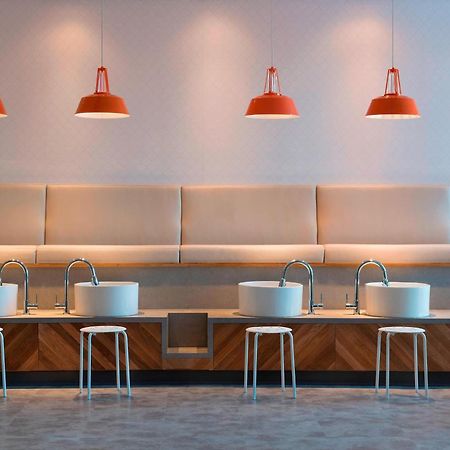 Courtyard By Marriott Calgary South Hotel Exterior foto