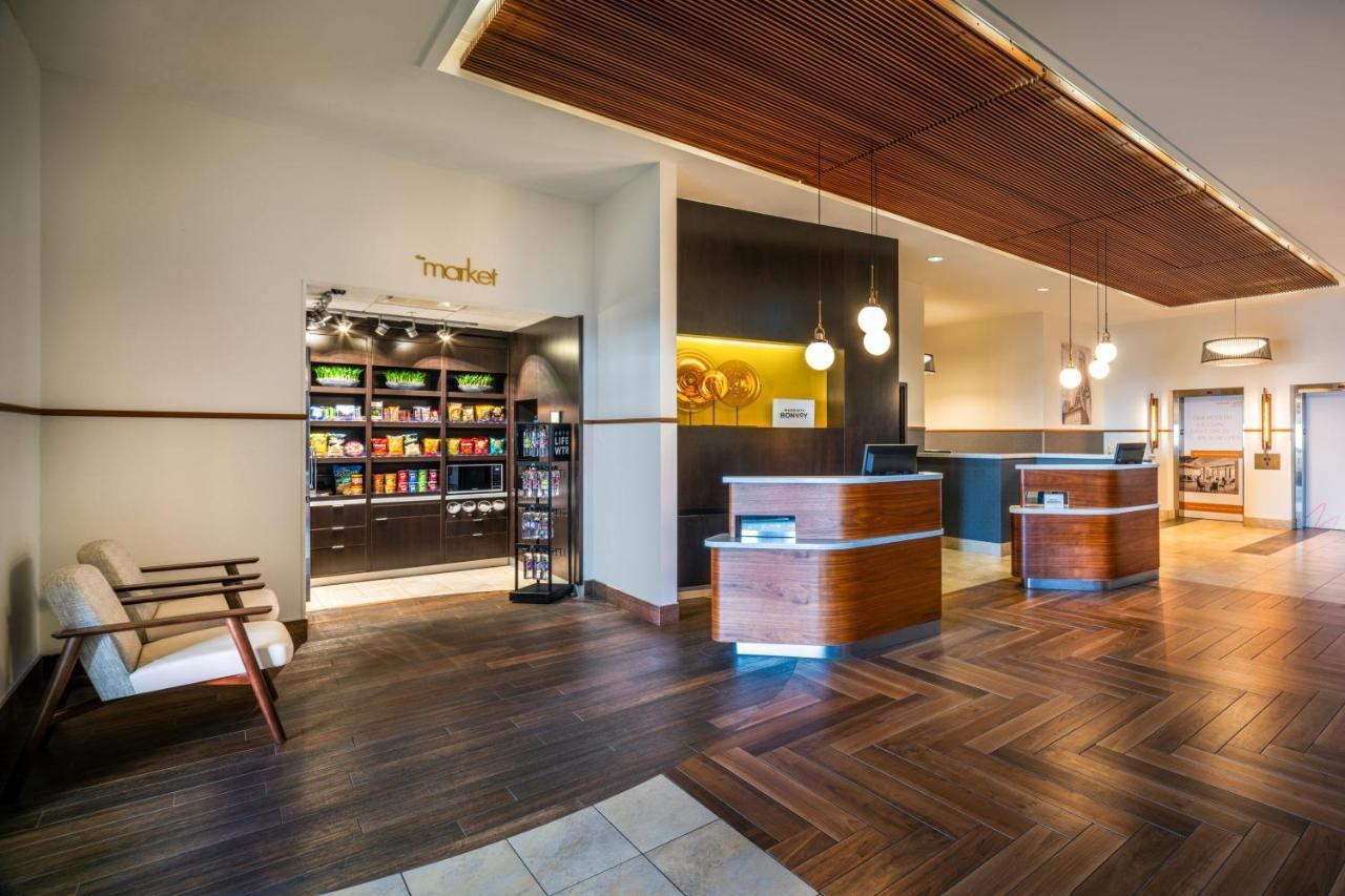 Courtyard By Marriott Calgary South Hotel Exterior foto