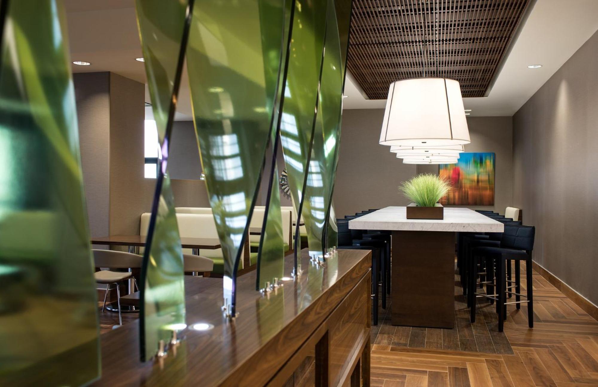 Courtyard By Marriott Calgary South Hotel Exterior foto