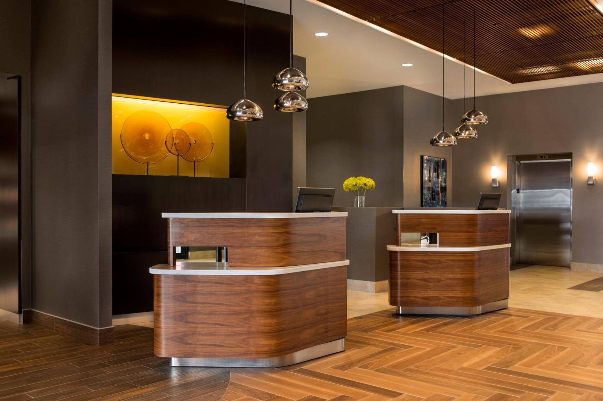 Courtyard By Marriott Calgary South Hotel Exterior foto