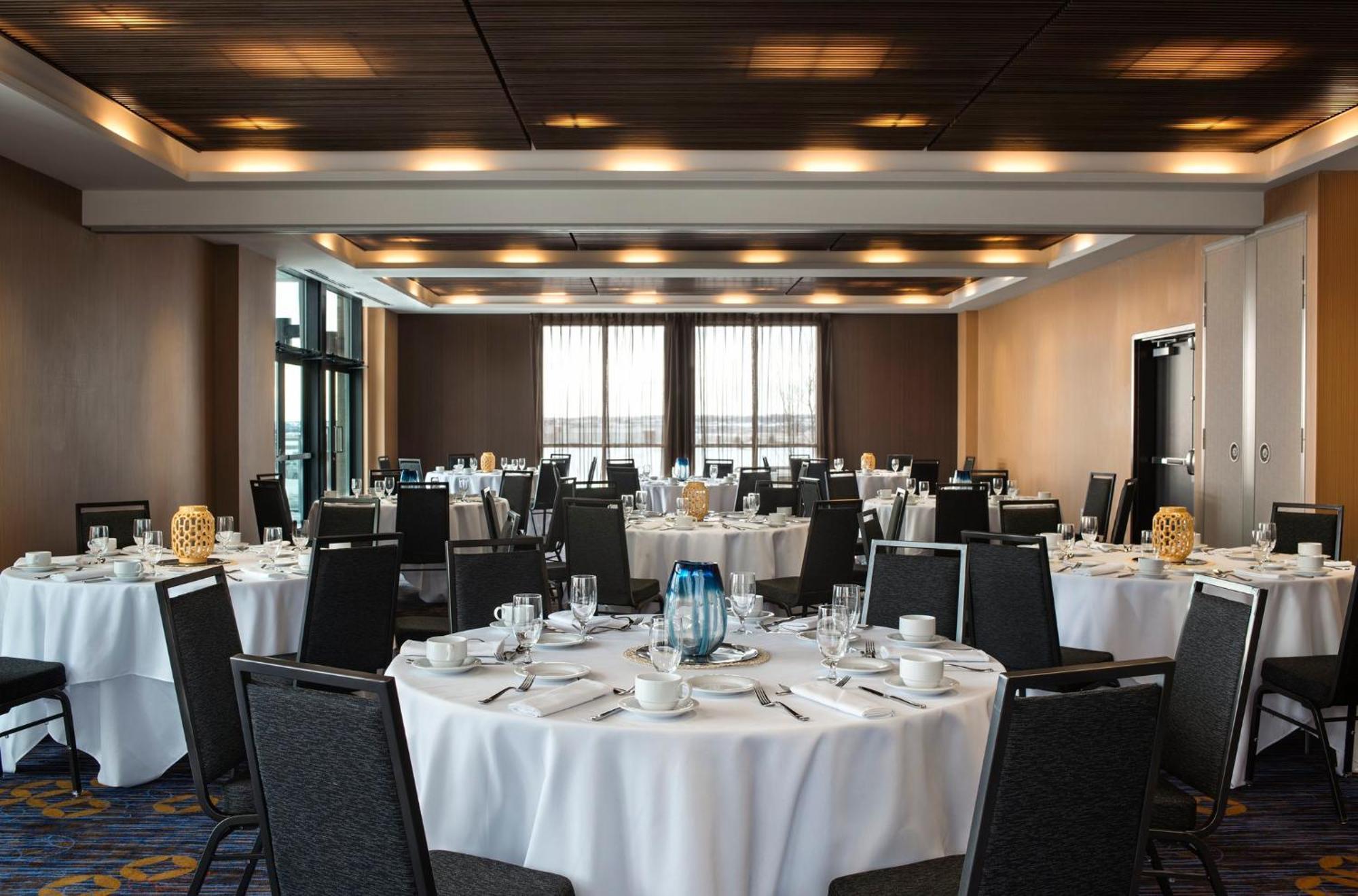 Courtyard By Marriott Calgary South Hotel Exterior foto