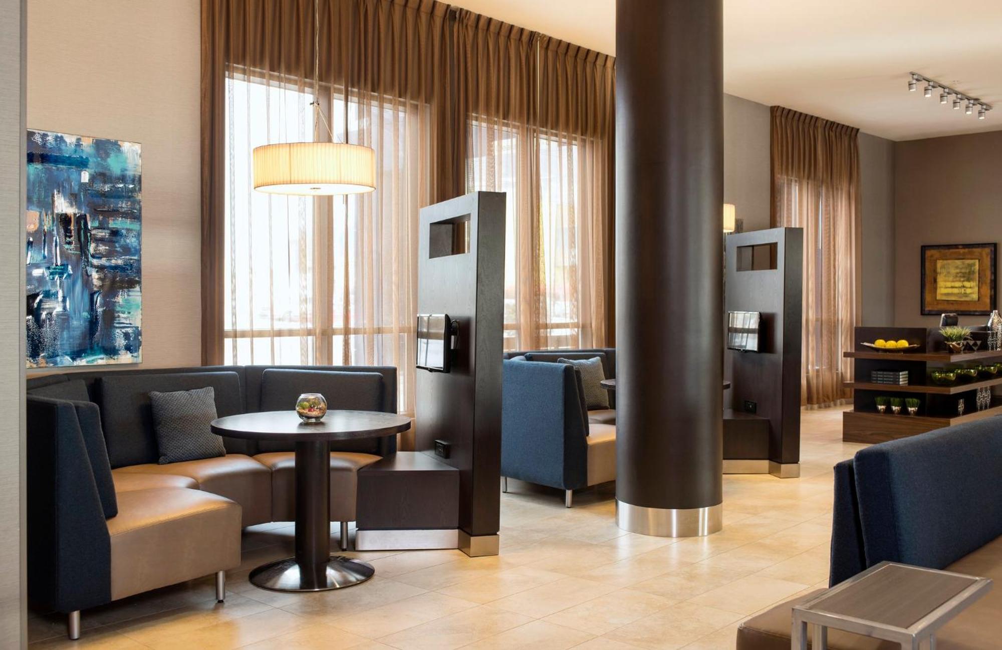 Courtyard By Marriott Calgary South Hotel Exterior foto