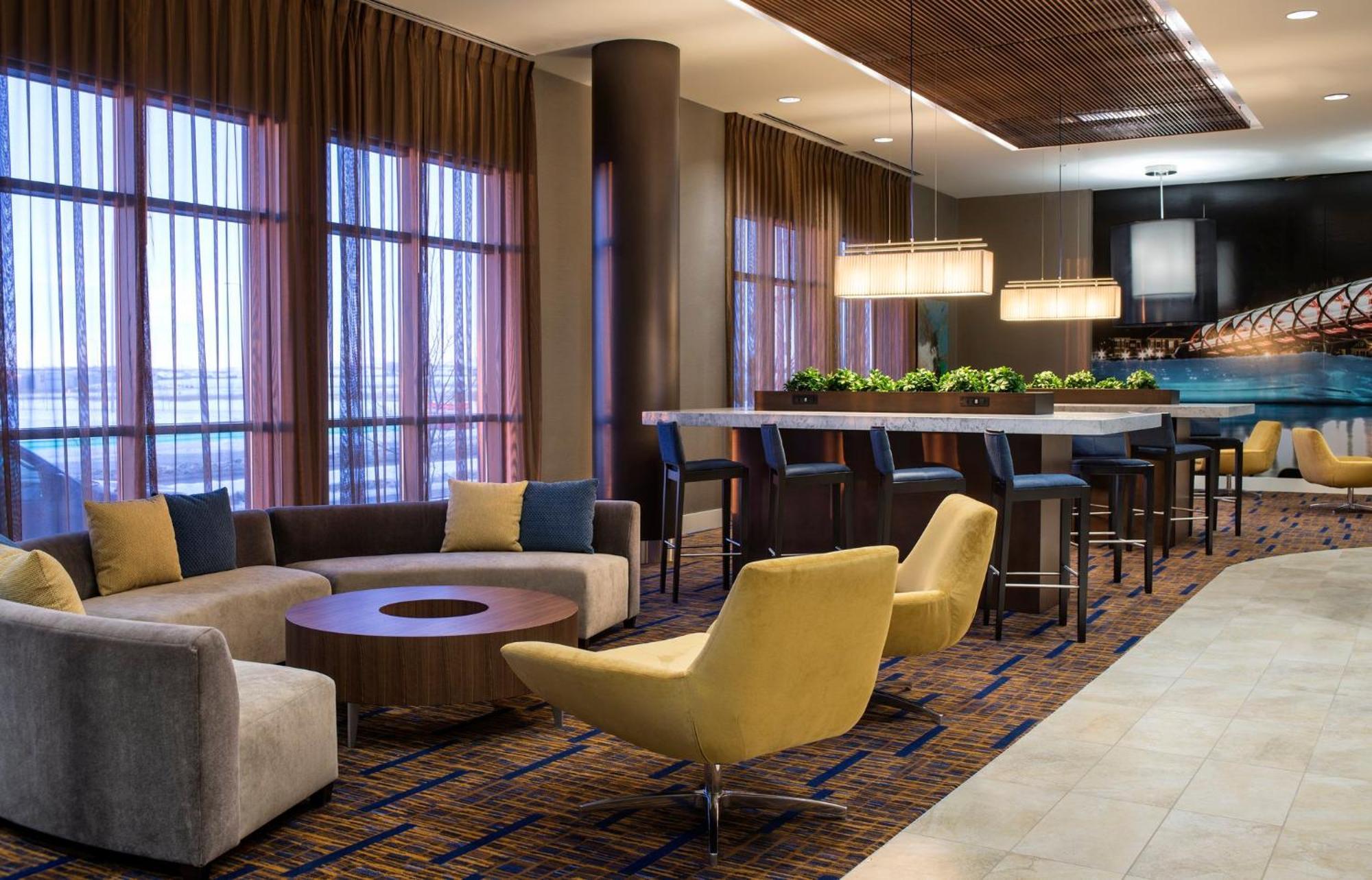 Courtyard By Marriott Calgary South Hotel Exterior foto