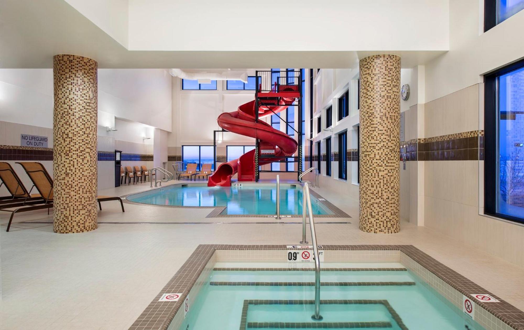 Courtyard By Marriott Calgary South Hotel Exterior foto