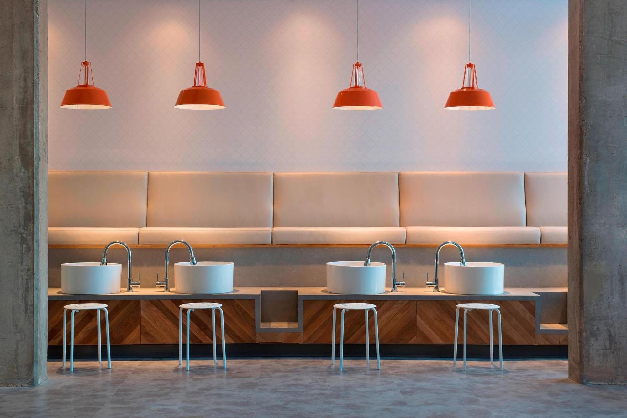 Courtyard By Marriott Calgary South Hotel Exterior foto