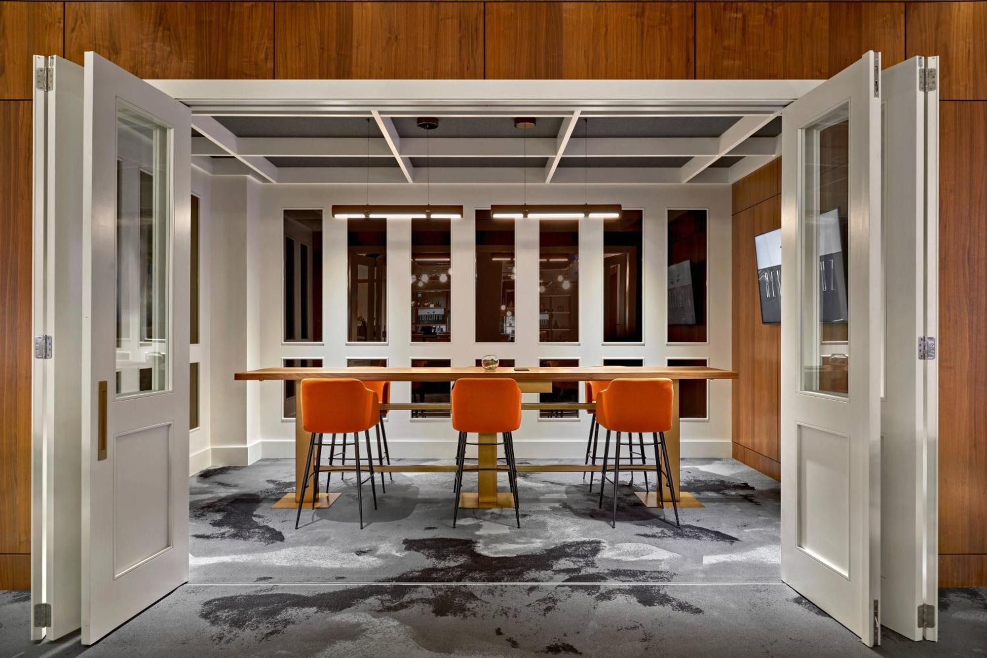 Courtyard By Marriott Calgary South Hotel Exterior foto